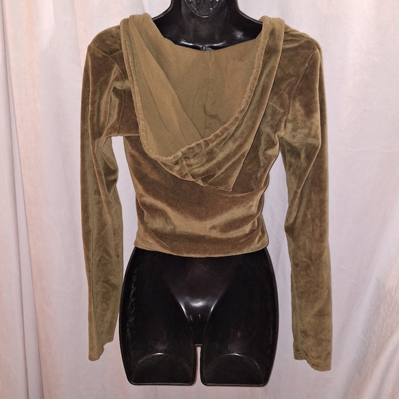 Green Cropped Fitted Hoodie with Long Sleeves - Picture 5 of 6